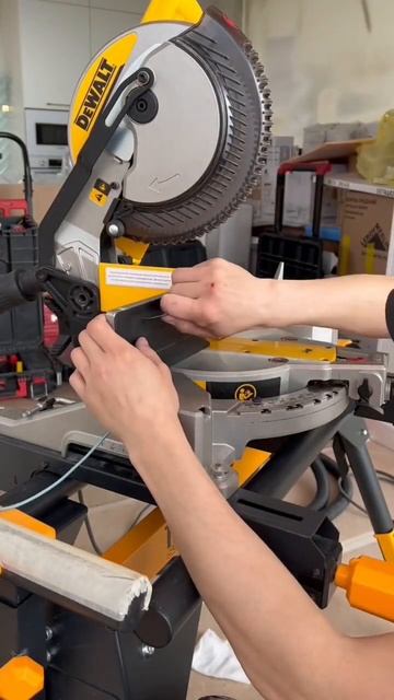 Противоскользящий коврик для пилы #dewalt #лайфхак #безо? смотреть онлайн