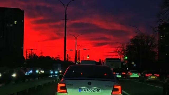 Застукав жену с любовником, муж стащил костюм любовни?