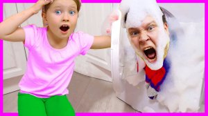 Милана помогает папе с уборкой дома