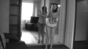 Красивая Девушка танцует около зеркала //Beautiful Girl Dancing