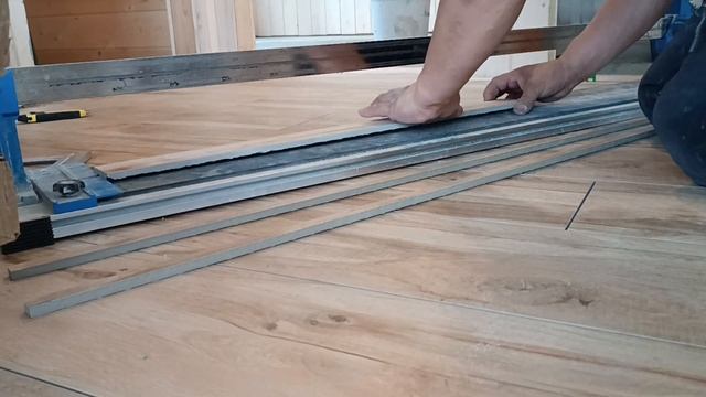 резка плитки недорогим плиткорезом смотреть онлайн