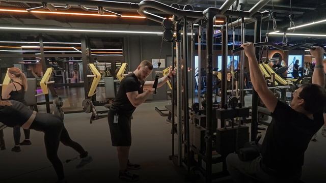 Разгибание на трицепс по одной руке в кроссовере, техн