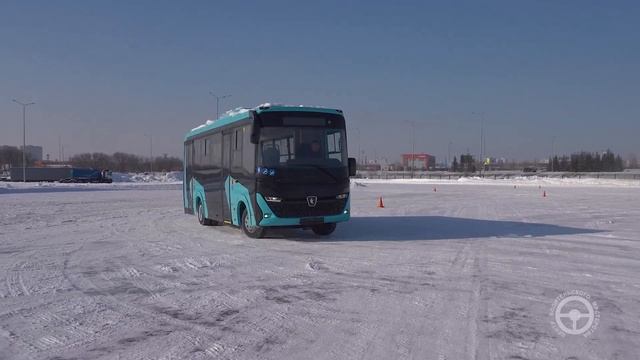 Шикарные дрифты на автобусе КАМАЗ-4280 Вега —подготовка водителей-испытателей смотреть онлайн
