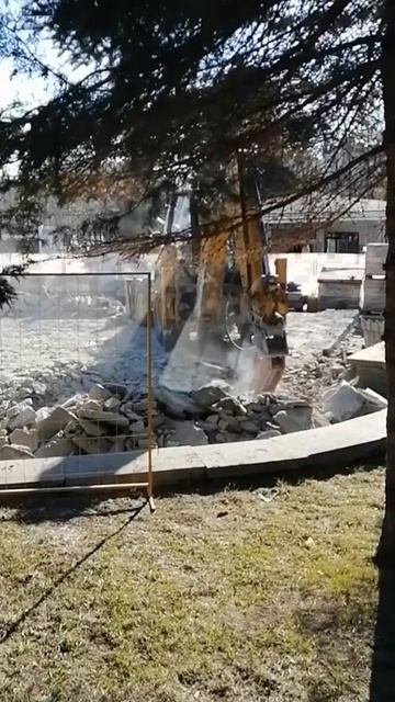 Трактор Caterpillar с отбойным молотком. Гидромолот на базе смотреть онлайн