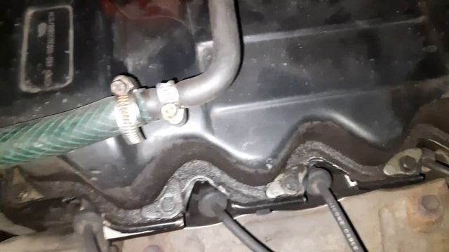 Маслянное пятно под машиной после поездки. Течёт масл? смотреть онлайн