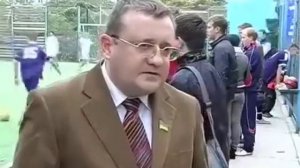 мужику прилетел мяч в голову