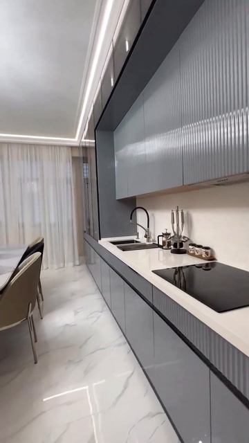 Роскошная современная серая кухня с рифлёными фасада? смотреть онлайн