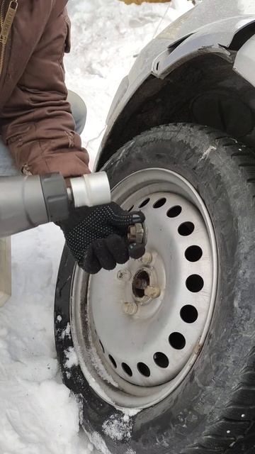 откручиваю ступичный подшипник Гайковерт сетевой Deko D смотреть онлайн