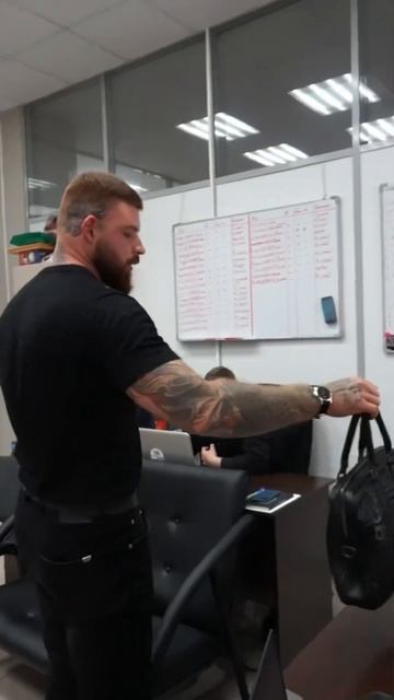 Слишком деловой мужчина нам попался На уверенности зашел смотреть онлайн