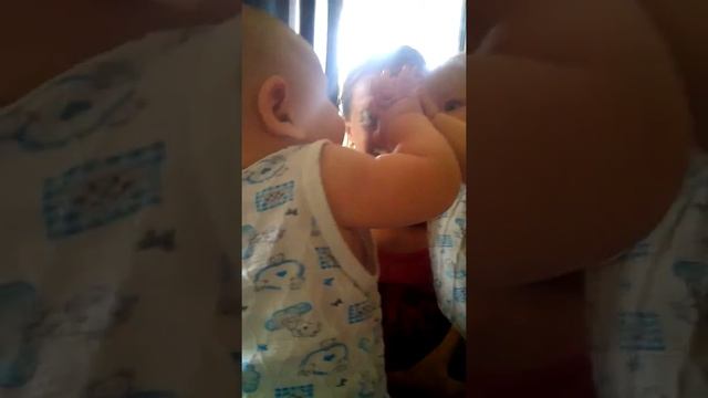 Смешые видео про детей. Мальчик целует зеркало. смотреть онлайн