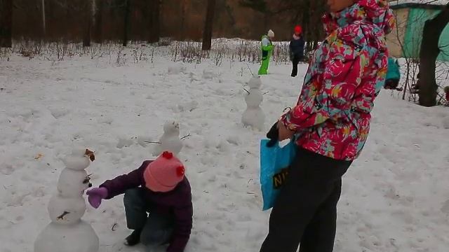 На миасской Масленице, прощаясь с зимой, дети и взрослые лепили снеговиков. 26.02.2017 смотреть онлайн