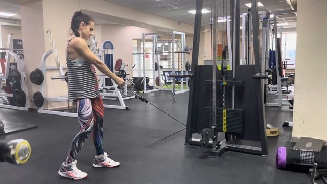 Румынская тяга на одной ноге (вторая опора на полупаль смотреть онлайн