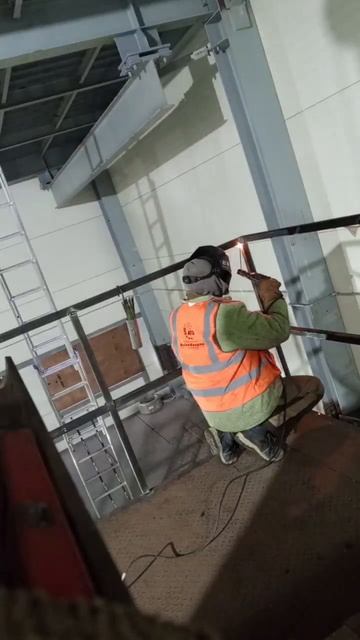 И вот так вот целый день. #shortvideo #метал #сварка #трудяга смотреть онлайн