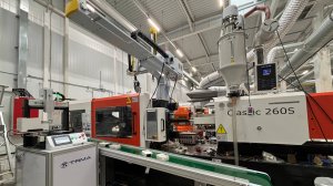 Робот для установки закладных и съема изделий на конвейер