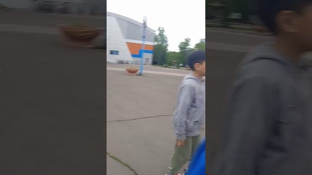гуляем около спорт комплекса Абакан и кидаем фрисби