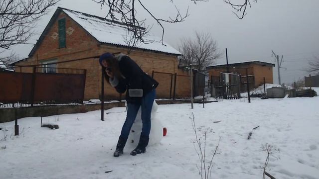 Игра в снежки! Пострадал снеговик!