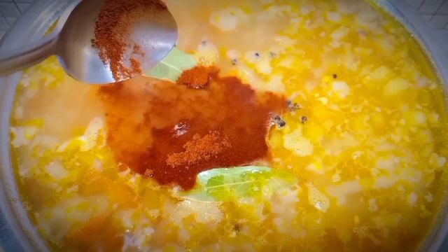 Щи с молодой капустой и овощной салатик.