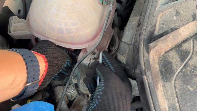 Болтается бачок Антифриза( расширительный). Колхозное решение проблемы Джили Монжаро/Geely Monjaro