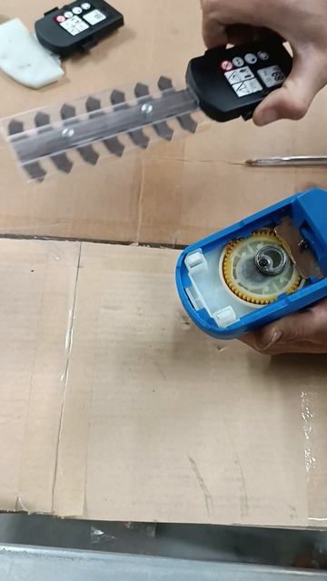 Демонстрация работы аккумуляторных ножниц-кустореза смотреть онлайн