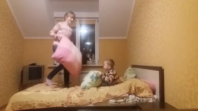 Бой подушками под музыку смотреть онлайн