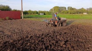 Гусеничный минитрактор пашет! Испытания плуга! Работа