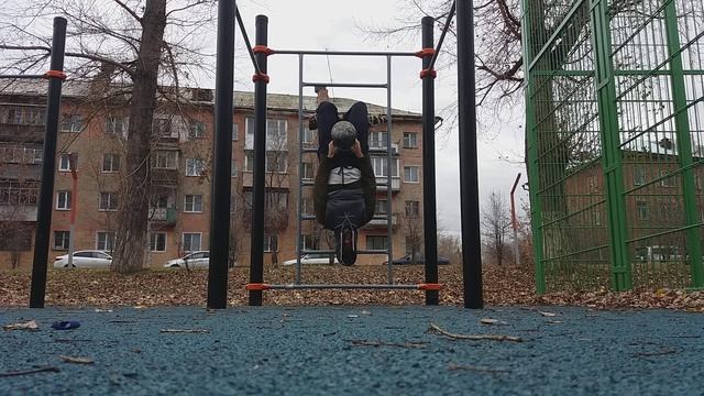 Пуловер вниз головой с гирей 20 кг × 10 смотреть онлайн