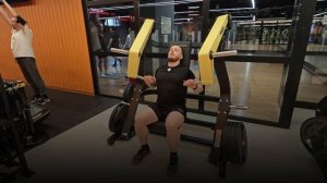 Жим в Хаммере на верх груди: техника выполнения упражн