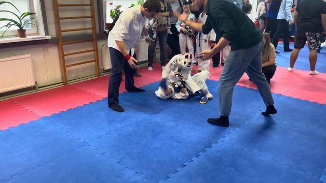 Победа в турнире по всестиливому карате, красный шлем,