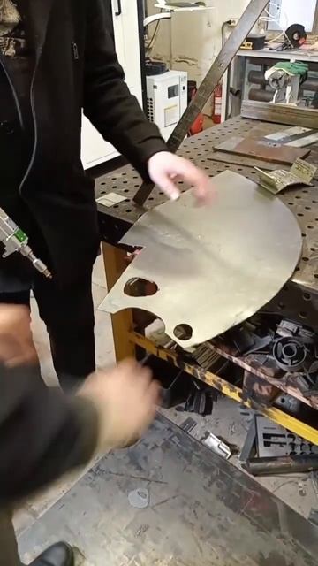 Резка стальной пластины на ручной лазерной сварке Turbol смотреть онлайн