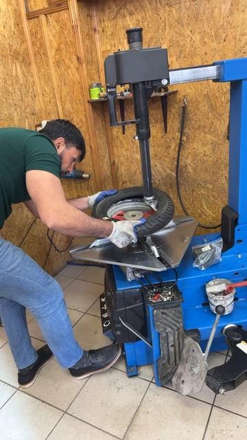 Большой человек против маленького колеса смотреть онлайн