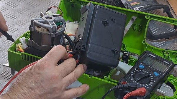 Аккумуляторная пила greenworks 40В после включения не работ