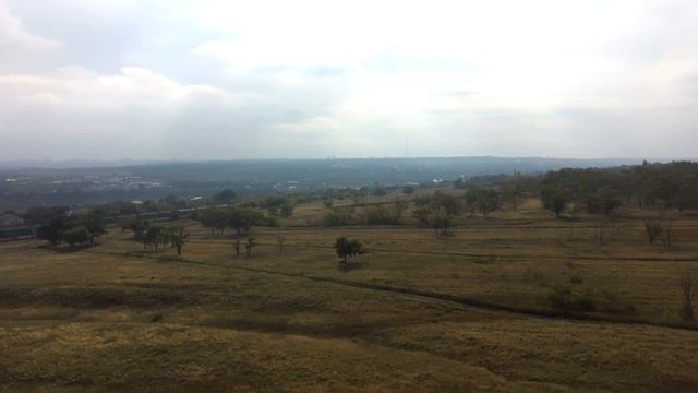 Грузовой поезд на окраине города