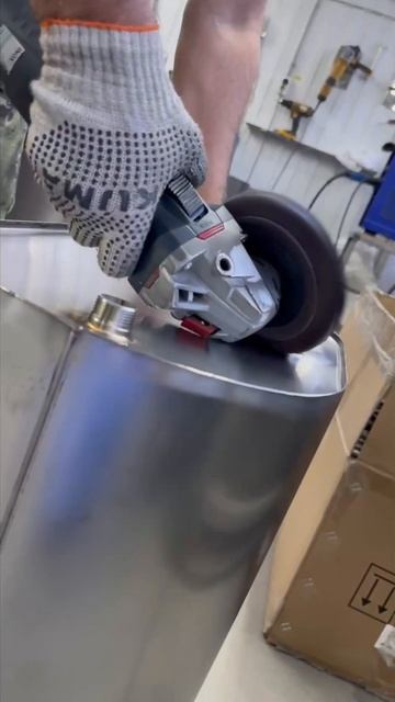 Шлифовка сварных швов бака #сварнойшов #шов #шлифовка # смотреть онлайн