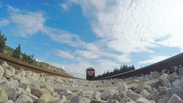 Едем на поезде и заглядываем, куда нельзя пассажирам смотреть онлайн