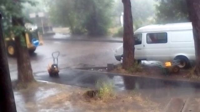 Ливень после жары. Реки на дорогах. смотреть онлайн