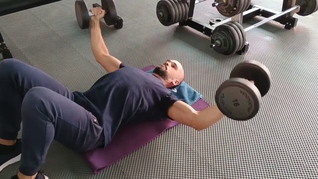 Разведение рук с гантелями на полу. смотреть онлайн