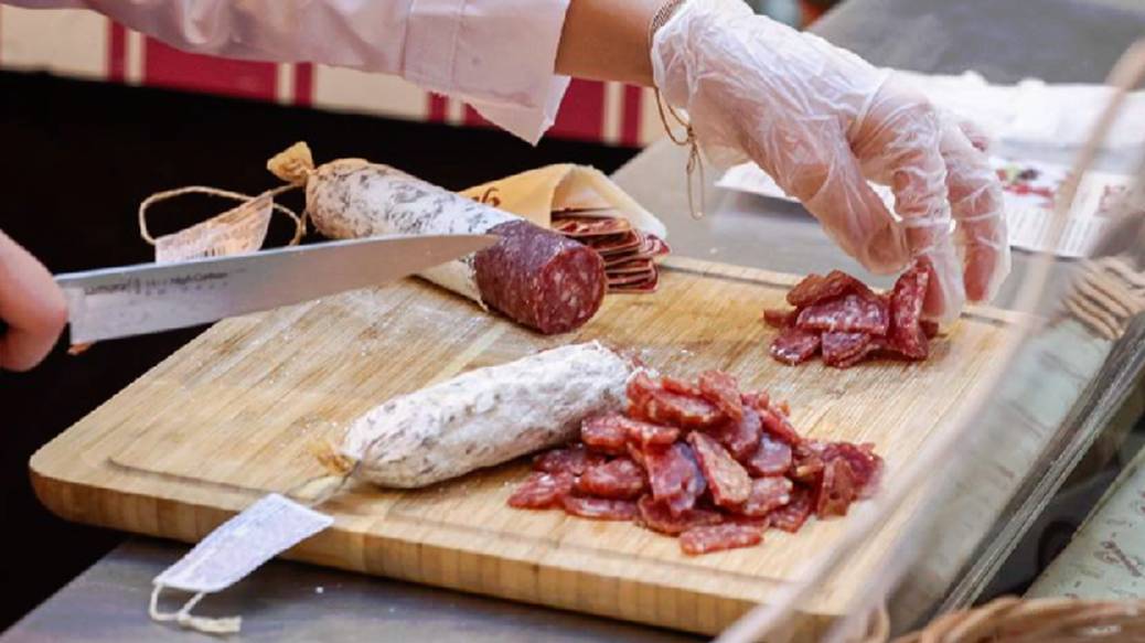 Диетолог назвала последствия употребления сырокопченой колбасы