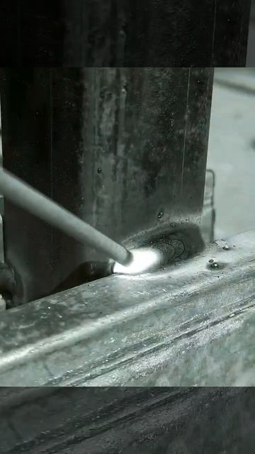 Торцевая сварка тонких квадратных труб Т образным сое смотреть онлайн