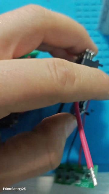 Замена платы управления аккумулятора DeWalt 18В #shorts #dewalt смотреть онлайн