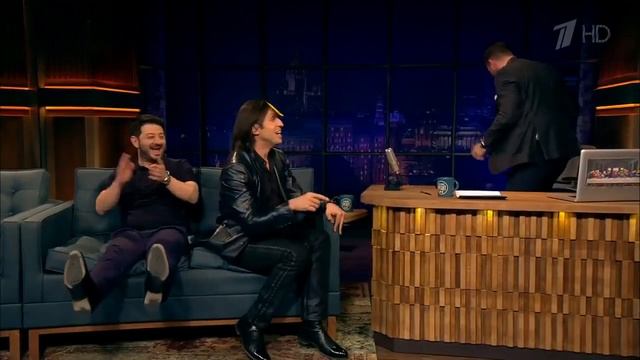 Иван Ургант упал со стула. смотреть онлайн