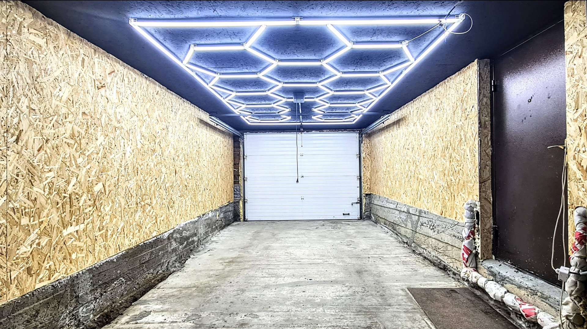 Модульное освещение в гараж из светодиодных СОТ,  как в детейлинг студии 😎
от компании SVETLOVBOXE