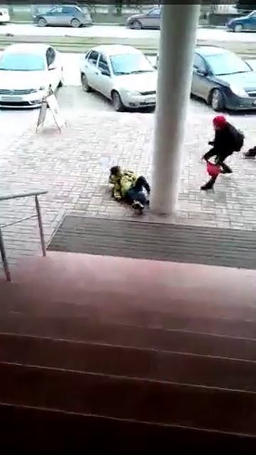 Саша упал с лестницы смотреть онлайн