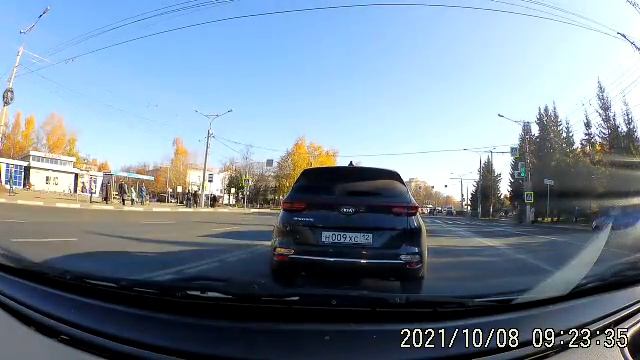 Чебоксары. Афанасьева. пьяная тётя прет на красный