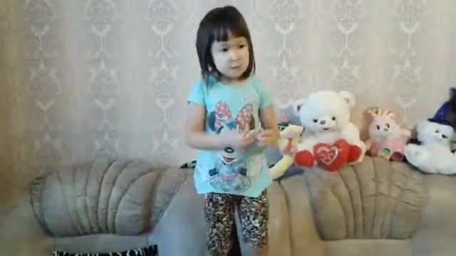 Даша дома бегает в зале и прыгает на диване... смотреть онлайн