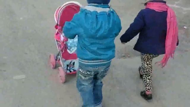 Маленькие родители на прогулке с малышом Little Parents смотреть онлайн