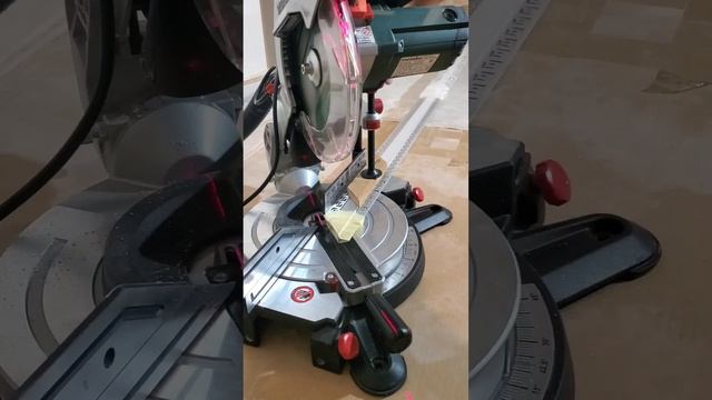 Заусовка алюміневого профілю на Metabo KS216 смотреть онлайн