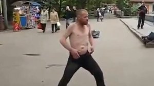 Бомж танцует!!!!!!!!