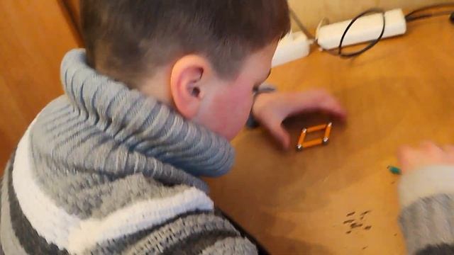 Высоковольтная линия из конструктора и телефон F+ раск