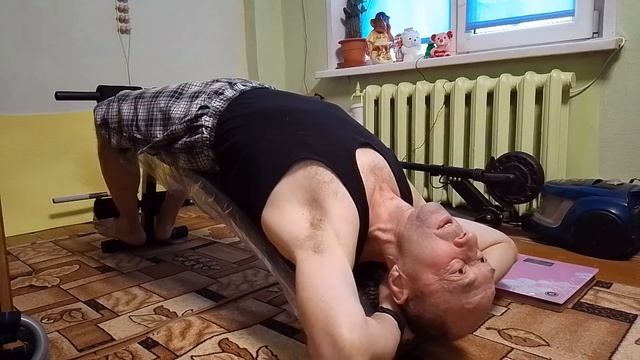 Занимаемся спортом. Скамья для пресса с изгибом.