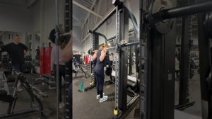 Гудмонинг в тренажере Смита